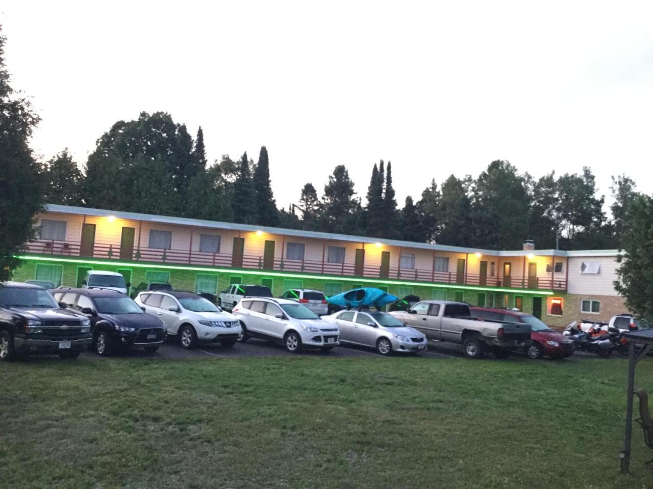 Cedars Motel Ironwood Kültér fotó