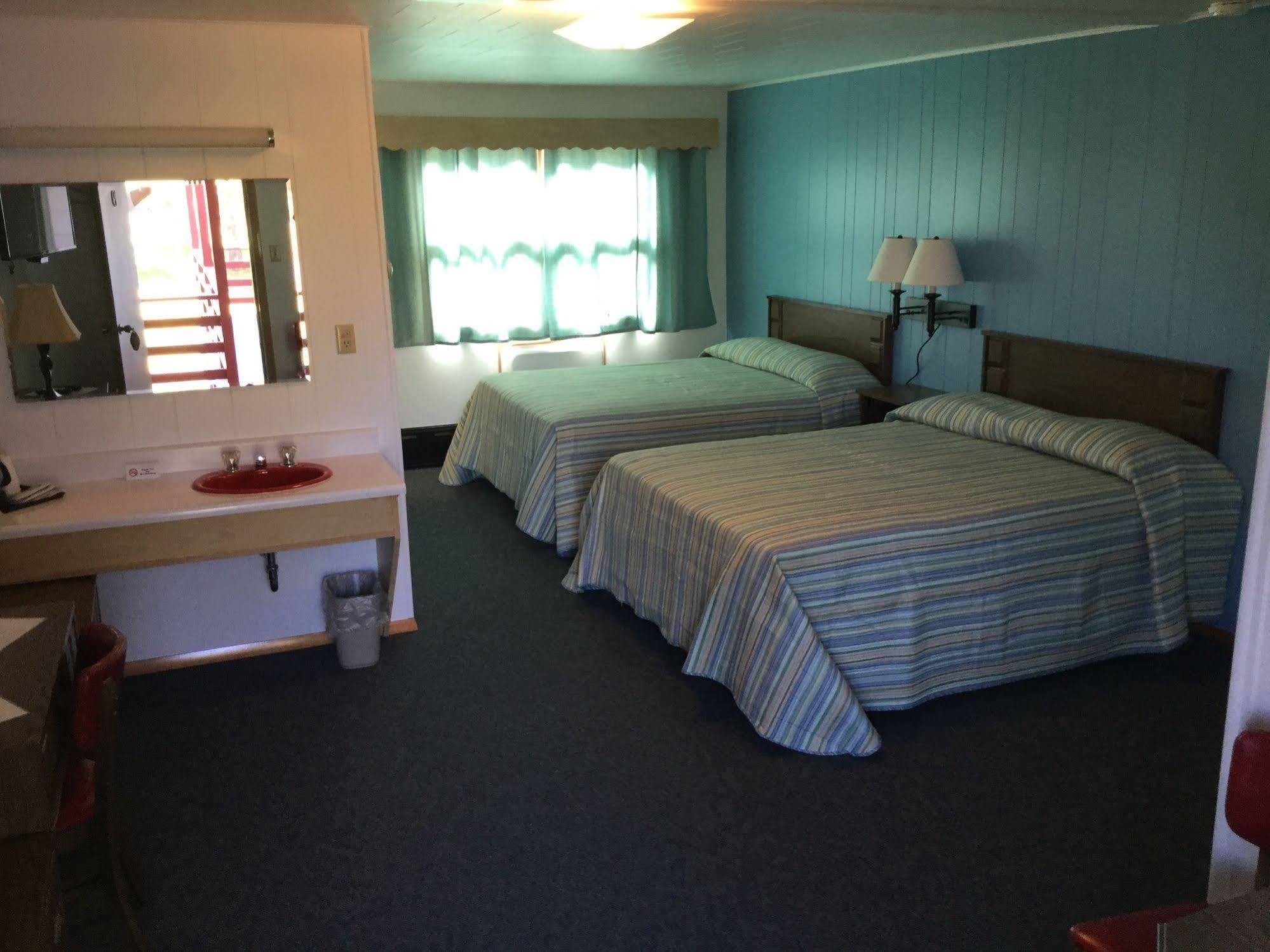 Cedars Motel Ironwood Kültér fotó